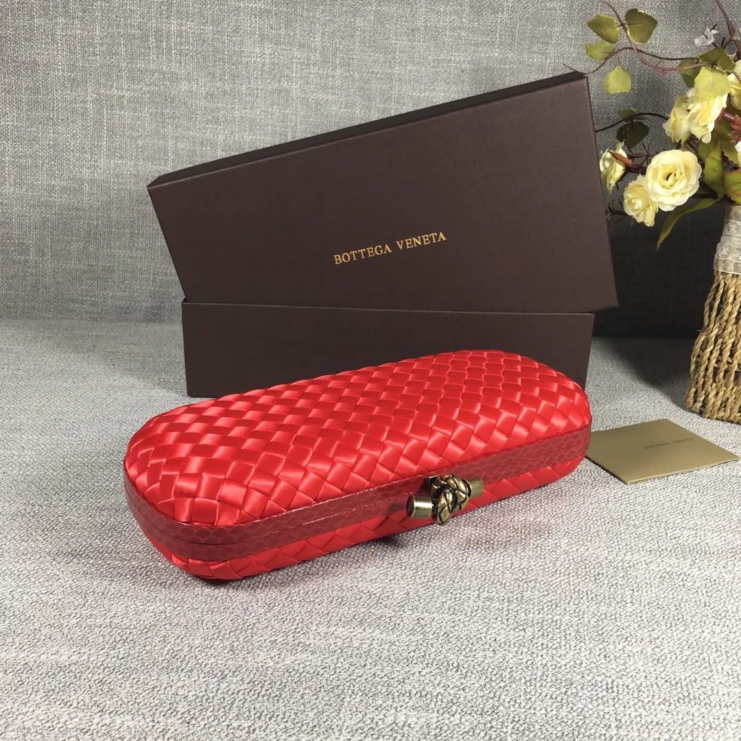 8651 Large Classic Dinner Bag ~~~Snake leather with ribbon ~~~Dense and slippery, not easy to fluff, can hold iPhones of all sizes! Size: 25cm*9.5cm*4cm